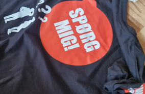 Billede at talebobbel på tshirt med teksten "spørg mig"